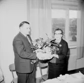 Rumsinteriör, 2 personer, Kexens pensionärer. Personalklubben uppvaktar.
Örebro Kexfabrik.