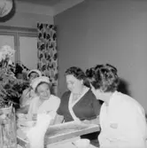 Rumsinteriör, grupp vid bordet, Kexens pensionärer. Personalklubben uppvaktar.
Örebro Kexfabrik.