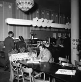 Konsums självservering, matsalsinteriör, fem personer.