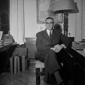 Rumsinteriör, en man.
Disponent Sven Åqvist
Bilden tagen för porträttmålning (målare Björklund).