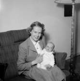 Rumsinteriör, en kvinna och en baby.Bigge Holmberg