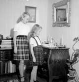 Rumsinteriör, två flickor.Jansson