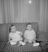 Rumsinteriör, två småflickor i soffan.Fru Blomberg