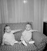 Rumsinteriör, två småflickor i soffan.Fru Blomberg