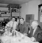 Rumsinteriör, grupp vid bordet, Kexens pensionärer. Personalklubben uppvaktar.
Sven-Olle avtackas.
Örebro Kexfabrik.