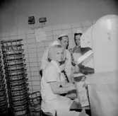 Rumsinteriör, tre personer, Kexens pensionärer.
Örebro Kexfabrik.