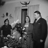 Rumsinteriör, tre personer, Kexens pensionärer.
Valle avtackas.
Örebro Kexfabrik.