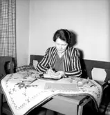 Konsums kvittoräkning, rumsinteriör, en kvinna.