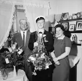 Rumsinteriör, familjegrupp tre personer, studentexamen.
Börje 