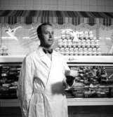 Konsum Rosta, affärsinteriör, en man.