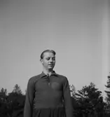 En fotbollsspelare.
Karlslunds Idrottsförening (K.I.F.).