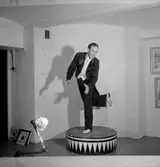 Interiör, en man, steppdansare.