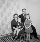 Rumsinteriör, familjegrupp fyra personer.Berglund