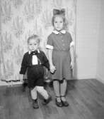 Rumsinteriör, två barn.Berglund