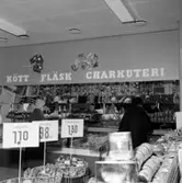 Konsum Tybble, affärsinteriör, kunder och personal.