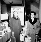 Konsum Tybble, affärsinteriör, två kvinnor.