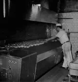 Konsum Bageriet, interiör, en man.