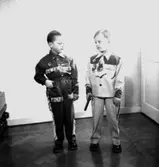 Två pojkar.
Kläderna är från Ingmars.