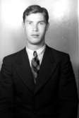 En ung man, bröstbild.Roland Larsson