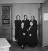 Interiör, damgrupp fem kvinnor.Svenska Örns