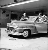 IC, besinstation, bilservice, garage.
Personbil, två män.