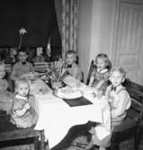 Rumsinteriör, grupp sex barn vid bordet.
Lennart Larssons 5-årskalas.