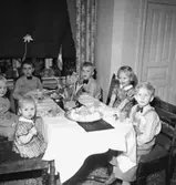 Rumsinteriör, grupp sex barn vid bordet.
Lennart Larssons 5-årskalas.