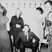 Oscarias 50 årsjubileum.Interiör, grupp fem personer.