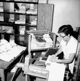 Konsums skjort-tvätt, interiör, en kvinna.