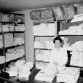 Interiör, en kvinna.
Konsums 