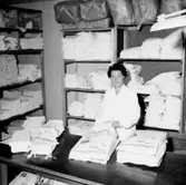 Interiör, en kvinna.
Konsums 