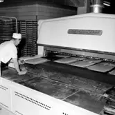 Konsums Bageri, interiör, en man.