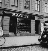 Henning Kjellgrens Bageri, exteriör, skyltfönster.
Belysning från Graham Neon.