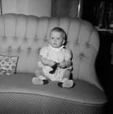 Rumsinteriör, en liten flicka.Rittbergs dotter på 1-årsdagen.