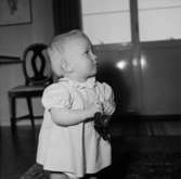 Rumsinteriör, en liten flicka.Rittbergs dotter på 1-årsdagen.