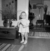 Rumsinteriör, en liten flicka.Rittbergs dotter på 1-årsdagen.
