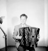 En man med musikinstrument (dragspel).
Martin Lannestad