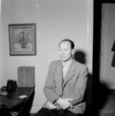 Rumsinteriör, en man.Tojen