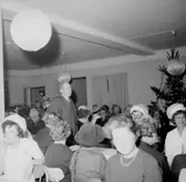 Rumsinteriör, grupp vid bordet, Luciafirande.
Örebro Kexfabrik.