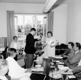 Rumsinteriör, Kexens pensionärer. Personalklubben uppvaktar.
Örebro Kexfabrik.