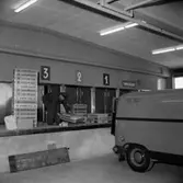 Konsums Bageri, lastning av bagerivaror, en man.