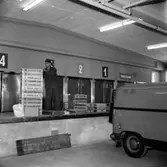 Konsums Bageri, lastning av bagerivaror, en man.