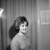 En kvinna, bröstbild.PerssonBilden tagen för pass.