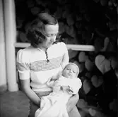 En kvinna och en baby.