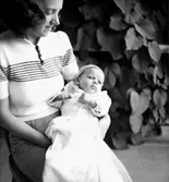 En kvinna och en baby.