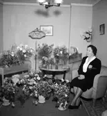 Rumsinteriör, en kvinna.
Fru Magnusson på födelsedagen.