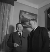 Rumsinteriör, två män.
Lind och Fritz.
Linds 60-årsdag.