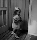 Rumsinteriör, en liten flicka.
Jakob