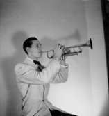 En man med musikinstrument (trumpet).
N. Karlsson, Astoria orkester.