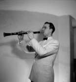 En man med musikinstrument (klarinett).
Helgesson, Astoria orkester.
